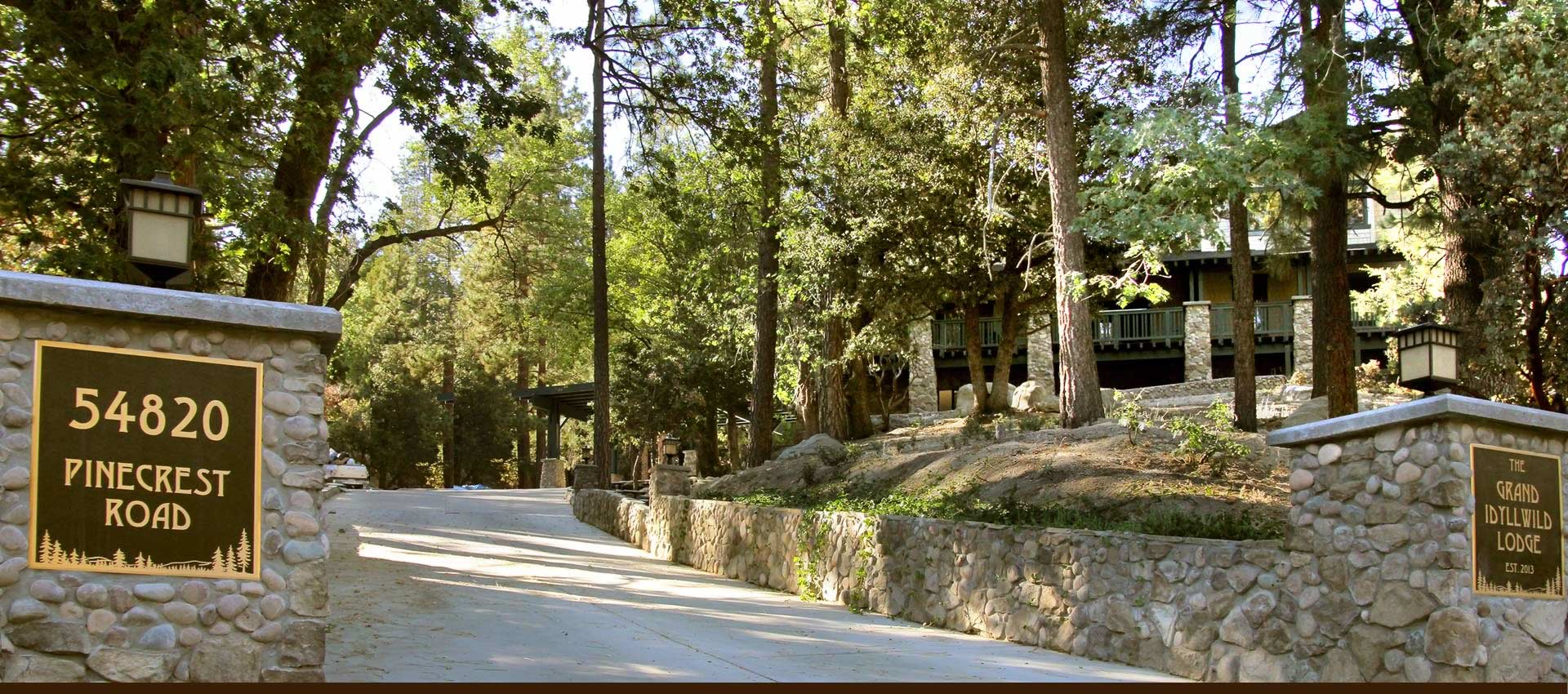 The Grand Idyllwild Lodge diveway entrance