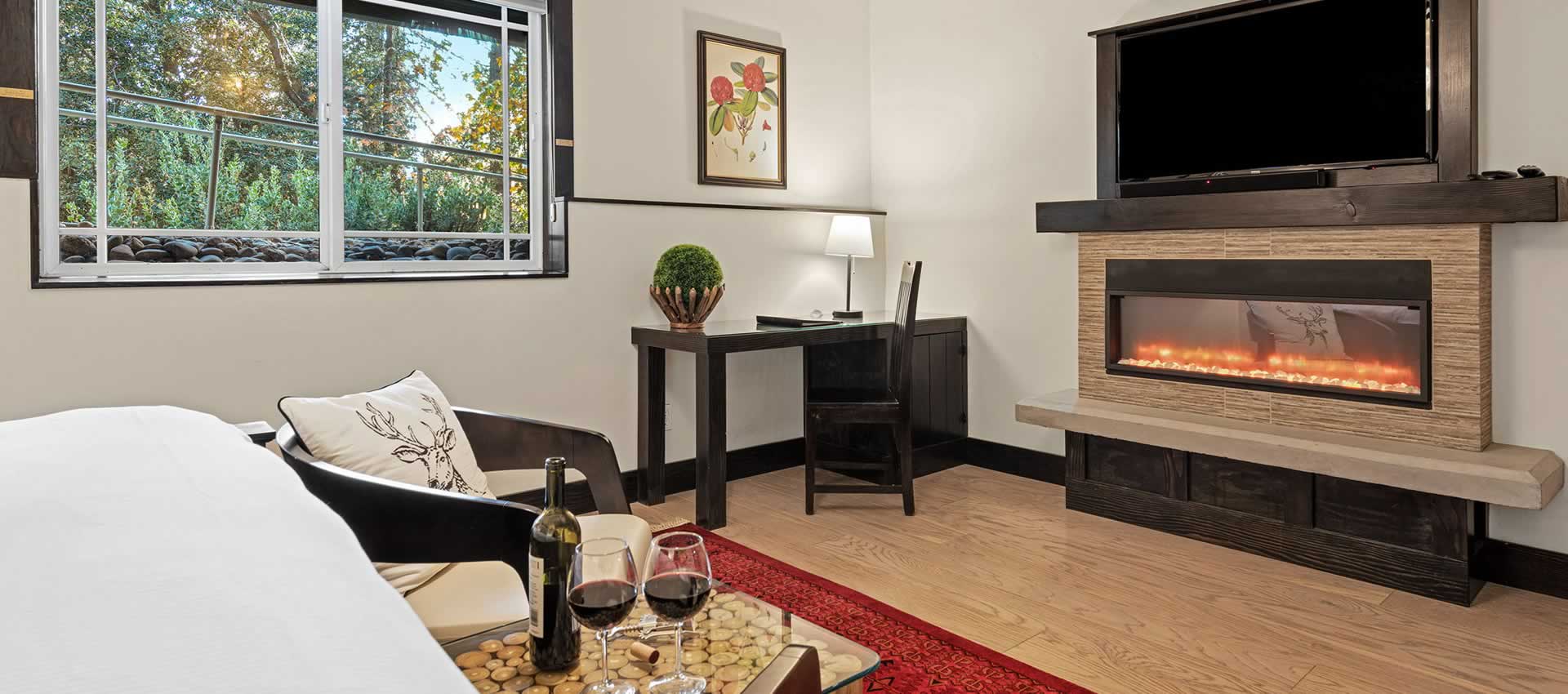 Suite Ambiance sitting area with electric fireplace