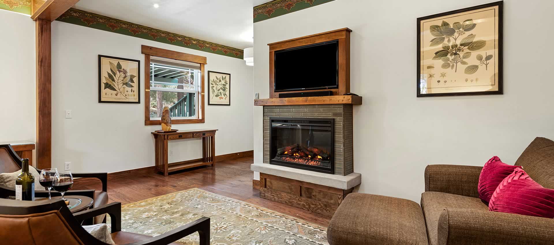 Grand Idyllwild Suite Retreat sitting area fireplace